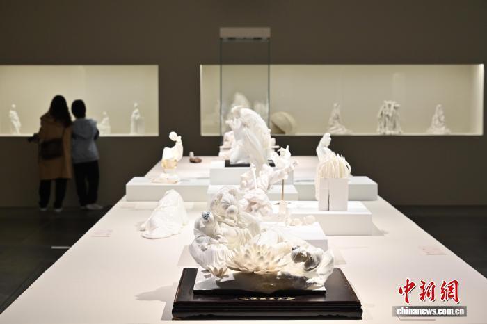 12月30日，由广东美术馆、德化县陶瓷发展委员会联合主办的“万象更新——‘中国白·德化瓷’艺术大展”在位于广州市的广东美术馆（二沙岛馆区）开幕。图为展览吸引参观者。中新社记者 陈楚红 摄　图为艺术家连德理的作品《神话》吸引参观者拍照。中新社记者 陈楚红 摄 图为展览吸引参观者。中新社记者 陈楚红 摄 图为艺术家李璋高的作品《夜宴》吸引参观者拍照。中新社记者 陈楚红 摄 图为展览吸引参观者。中新社记