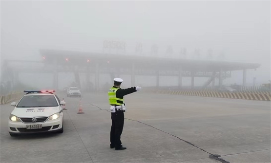 黃色預警申城大霧籠罩高速公路長江大橋限速上海警方多策確保道路通行