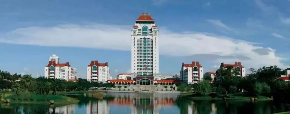 在厦大,晨起会听见南普陀寺的钟声,出了白城校门就能看见蓝色海浪;在