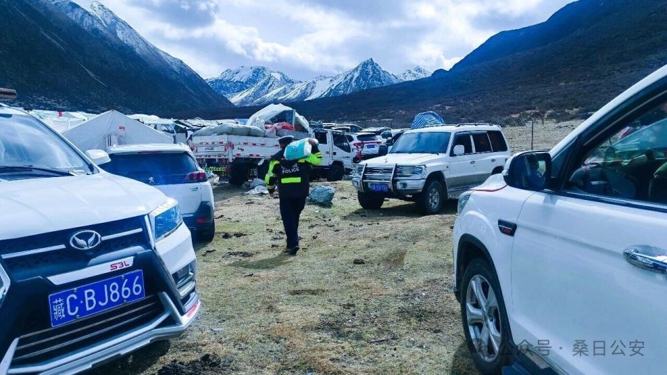 节日我在岗 致敬奋斗者 | 桑日公安全力护航虫草采挖出行路_腾讯新闻