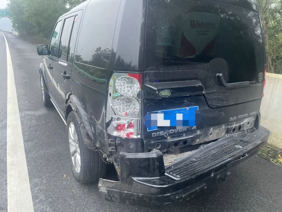 当巡逻组民警到达现场后,为避免发生二次事故,巡逻组民警分工合作