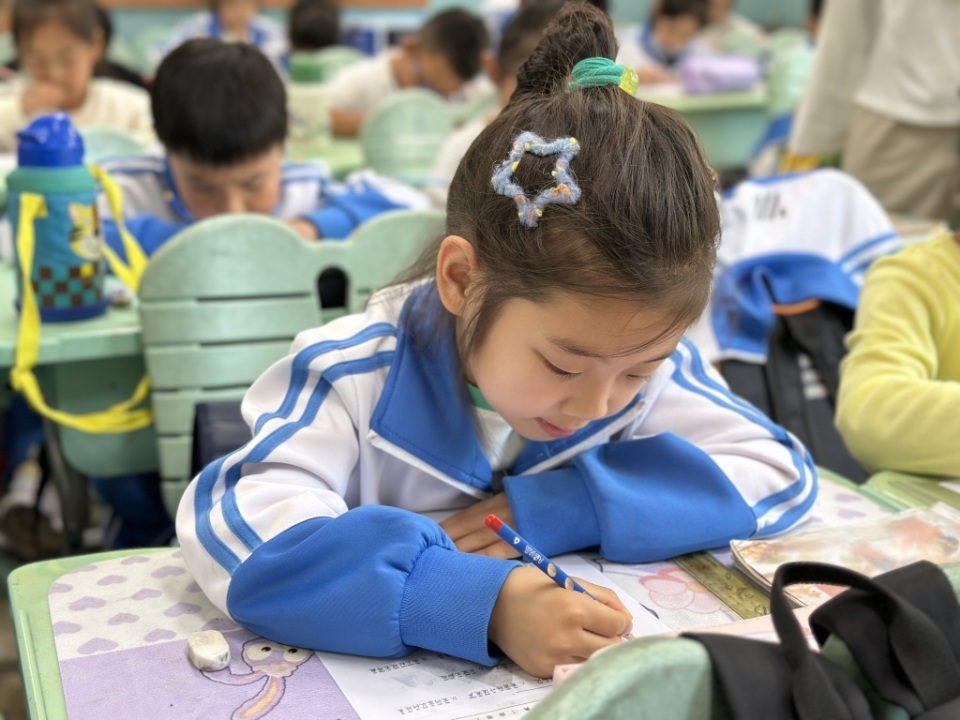 诗魂闪烁,理想飞扬——青岛永安路小学举办"诗与远方"诗词大会弘扬