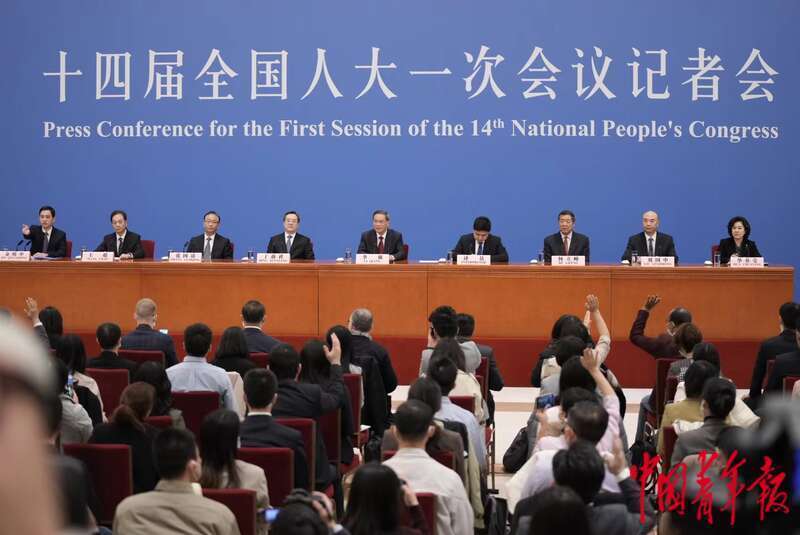 国务院总理李强在人民大会堂三楼金色大厅出席记者会,中外记者举手