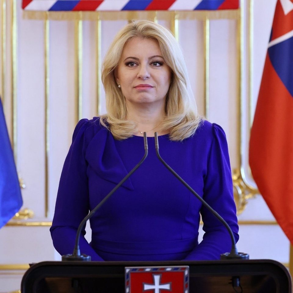 斯洛伐克50岁美女总统跟获胜的菲佐握手,"硬着头皮",气场更强