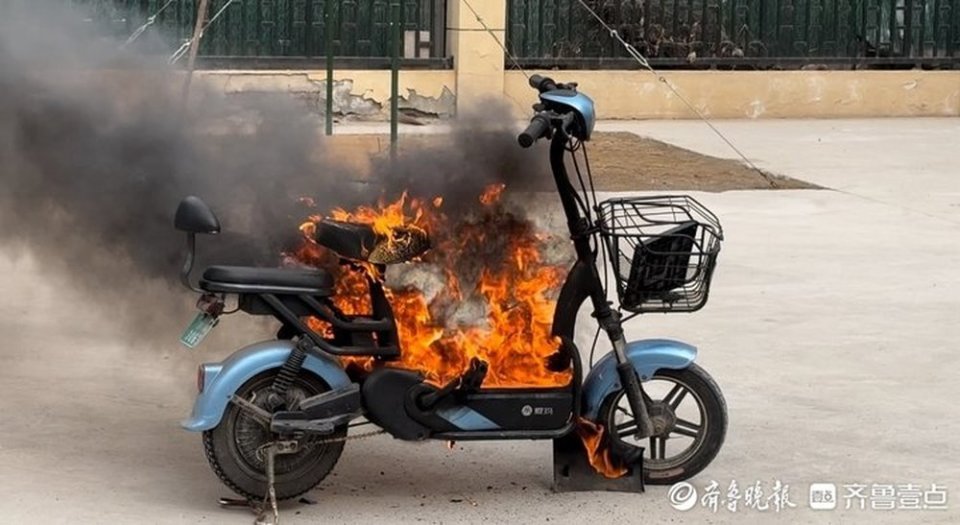 将火扑灭后,测温仪器显示着火点仍有近400度高温,而电动车除基本的