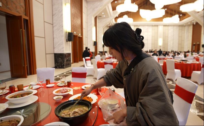 每年“蹭”近百场婚宴，收养126只流浪猫狗的女孩回应网友质疑