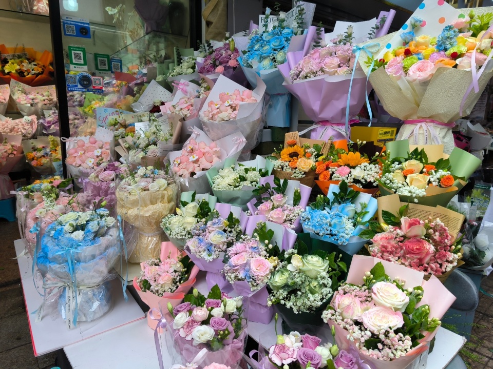 店家门口摆放的网红精品花束。图/九派新闻 曾怡婷