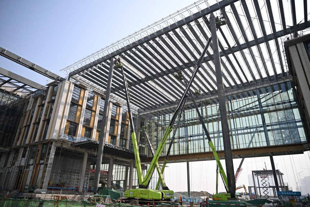 逼视频全网热议引发轩然大波，网友纷纷质疑内容真实性，平台紧急下架涉事视频，事件持续发酵备受关注