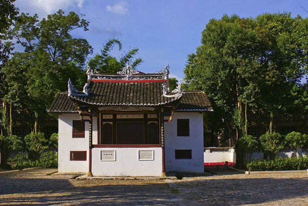 万寿宫和戏台外的老街被改造成第一军规广场,建起了"三大纪律·六项