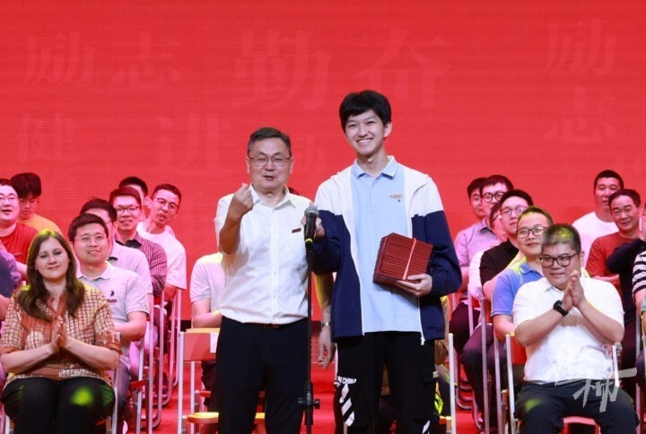 镇海中学举办高三毕业典礼,学生邀校长比了一连串的心