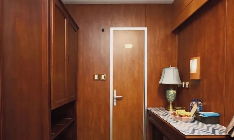 03金钻车厢蓝钻车厢每节车厢可乘坐28名游客,由7间软包组成,车厢