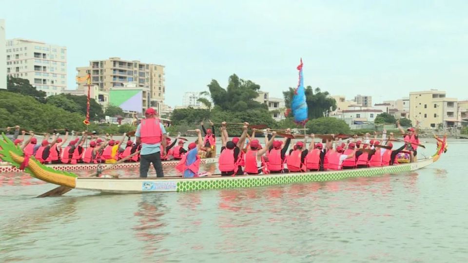 惠东港口新村龙舟队伍集结备战 赛前训练热火朝天