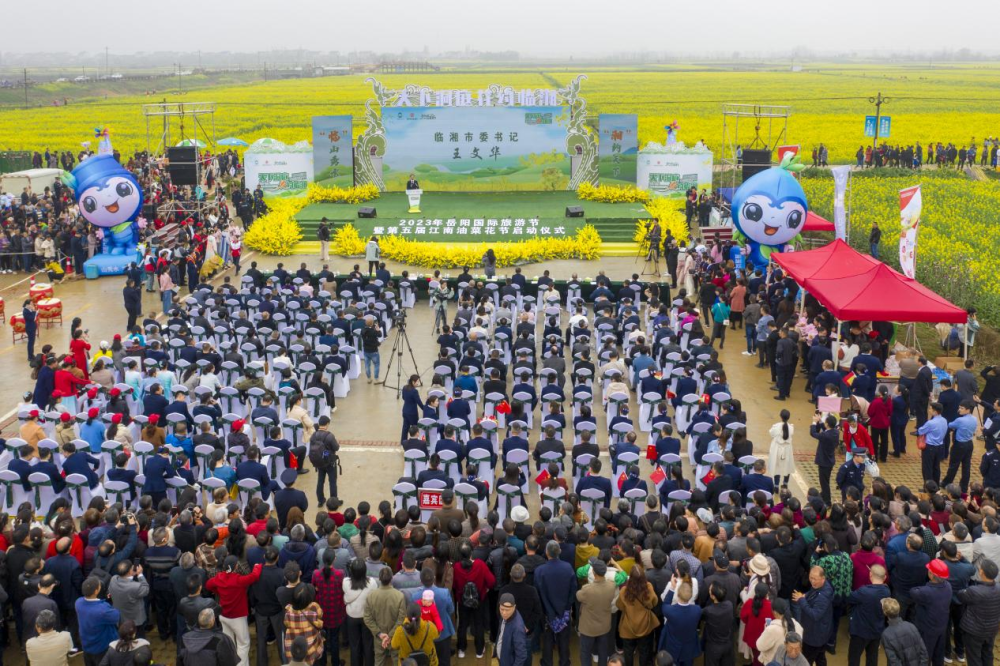 民宿,农家餐饮等产业的发展,村民们还就近摆摊售卖土鸡蛋,土鸡鸭,蜂蜜