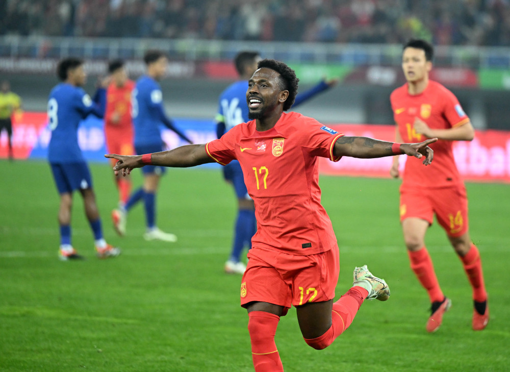 足球——世预赛:中国胜新加坡(3)