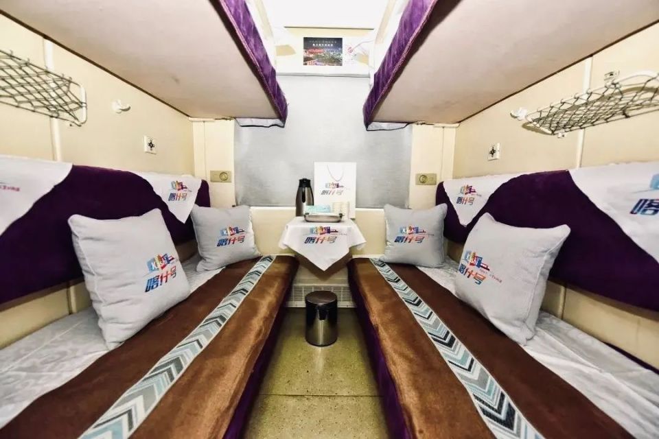 列车全车配备高级软卧车厢1节,软卧车厢3节,硬卧车厢11节.