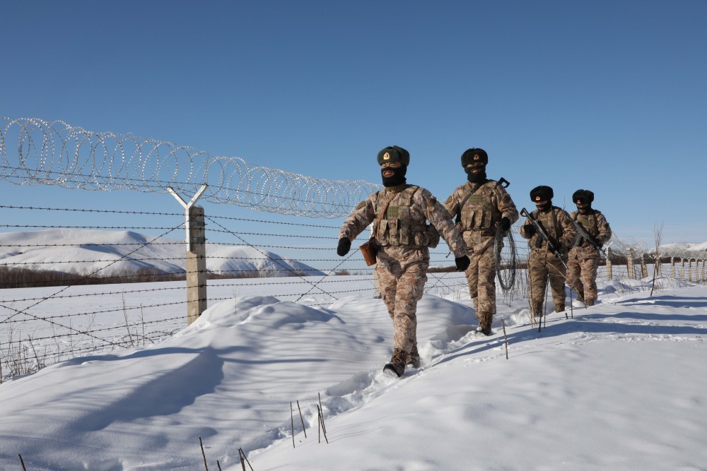 军人雪地放哨站岗照片图片