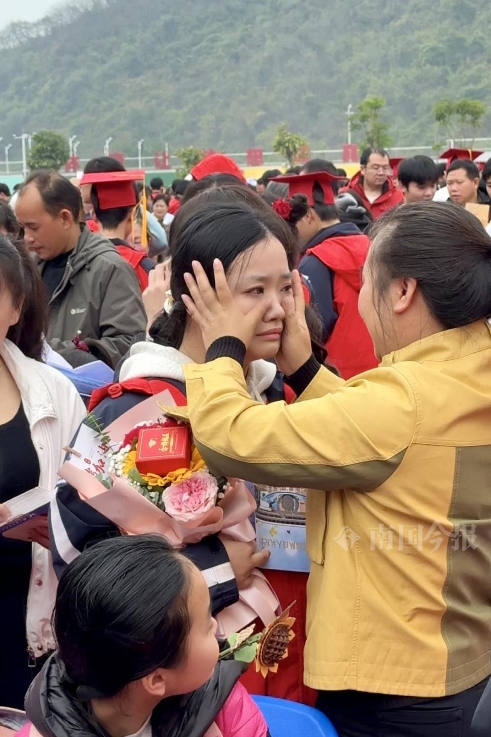 你好，十八岁！柳州这所学校的成人礼仪式感满满，父母哭成“泪人”_腾讯新闻