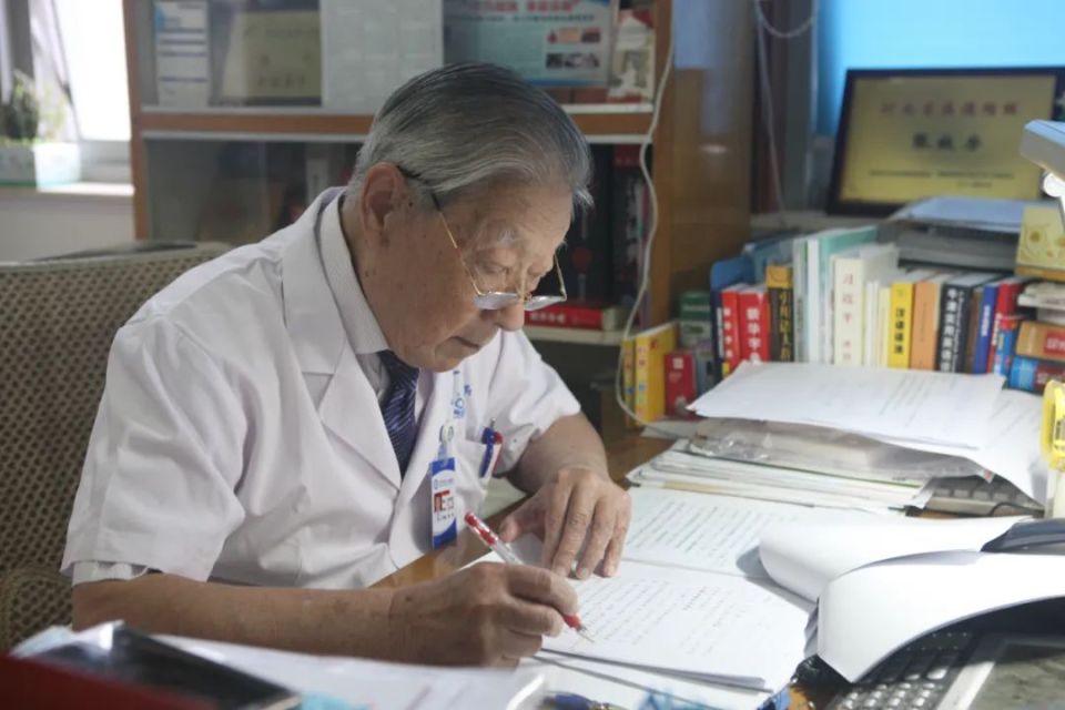 致敬！百岁医者张效房当选第九届全国道德模范_腾讯新闻