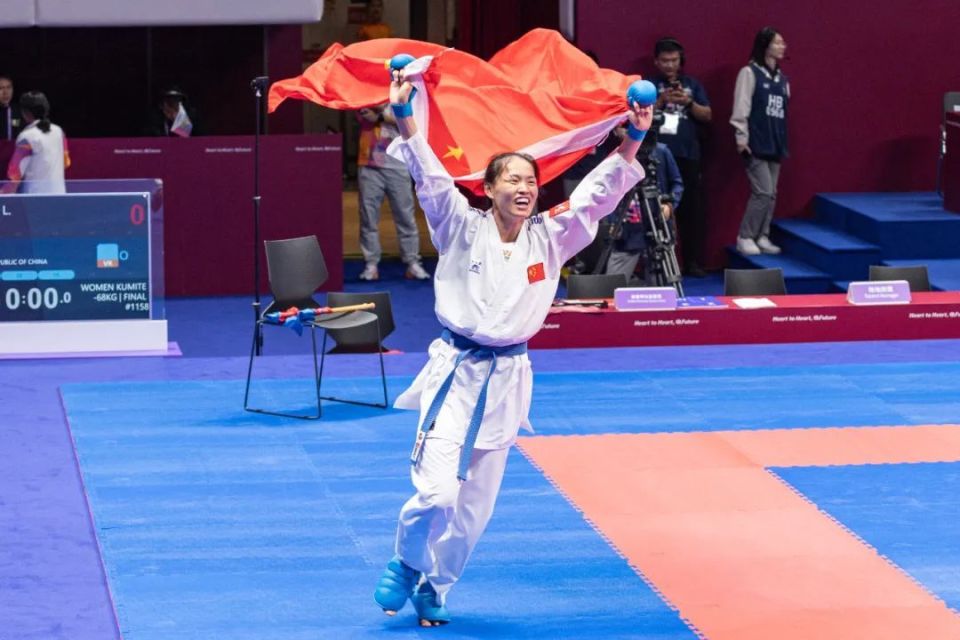 李巧巧夺杭州亚运会空手道女子组手-68公斤级冠军