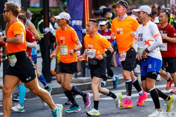 20余位残障人士跑友出战上马,"黑暗跑团"带给更多人寻找光亮的希望_腾