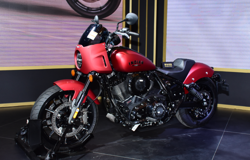 基础上进行的再度创新,它集高性能组件与隽美的美式机车外观于一身,一