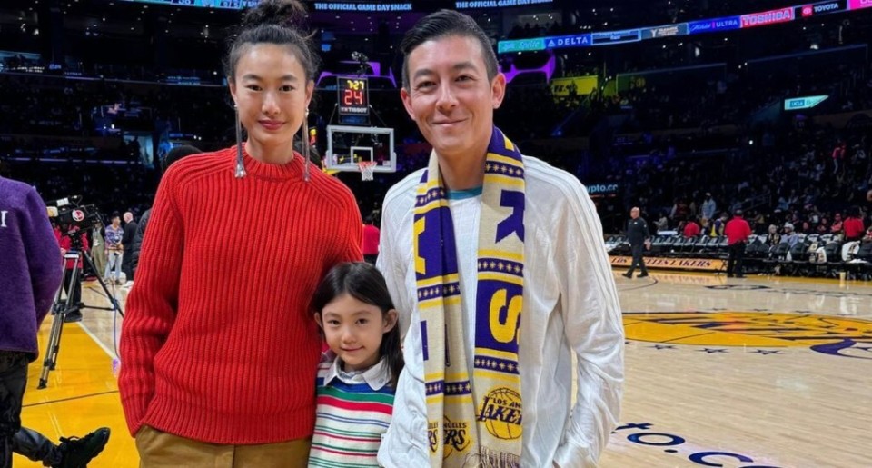 陈冠希前排观战湖人比赛,赛后更新社媒晒照