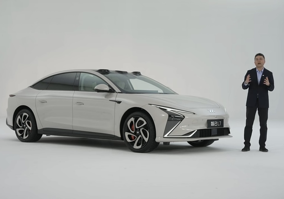 智己l7推新,全系标配激光雷达,头顶"三个大包",这价格行?_腾讯新闻