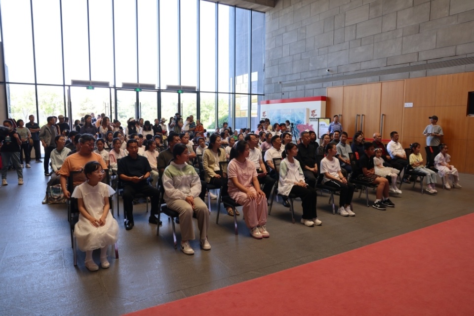 此次展览由胶州市关心下一代工作委员会主办,得到了青岛大沽河省级
