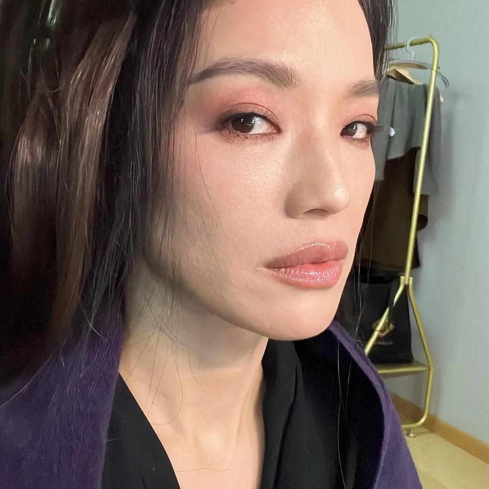 47岁舒淇现身三亚穿一袭白色开叉长裙晒腰露腿妩媚动人