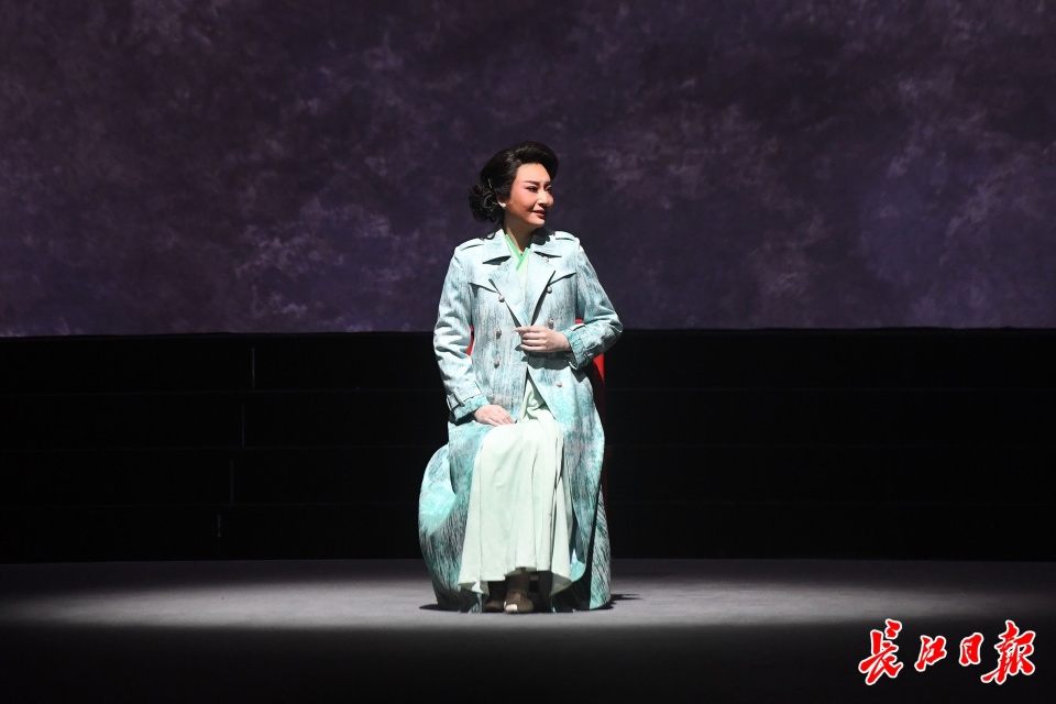 长江日报记者 周超 摄在剧中扮演舅舅的花脸演员魏积军,对现当代题材