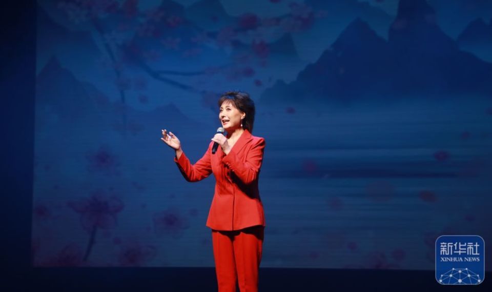 5月28日,演员温玉娟表演诗朗诵《凉州春日》.