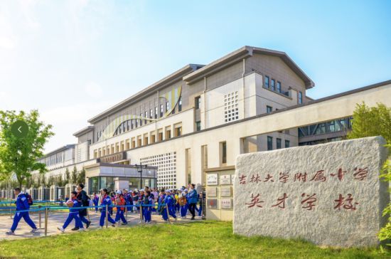 吉大英才的管理团队由原吉大附中省内各学科中考命题人和学科名师组成