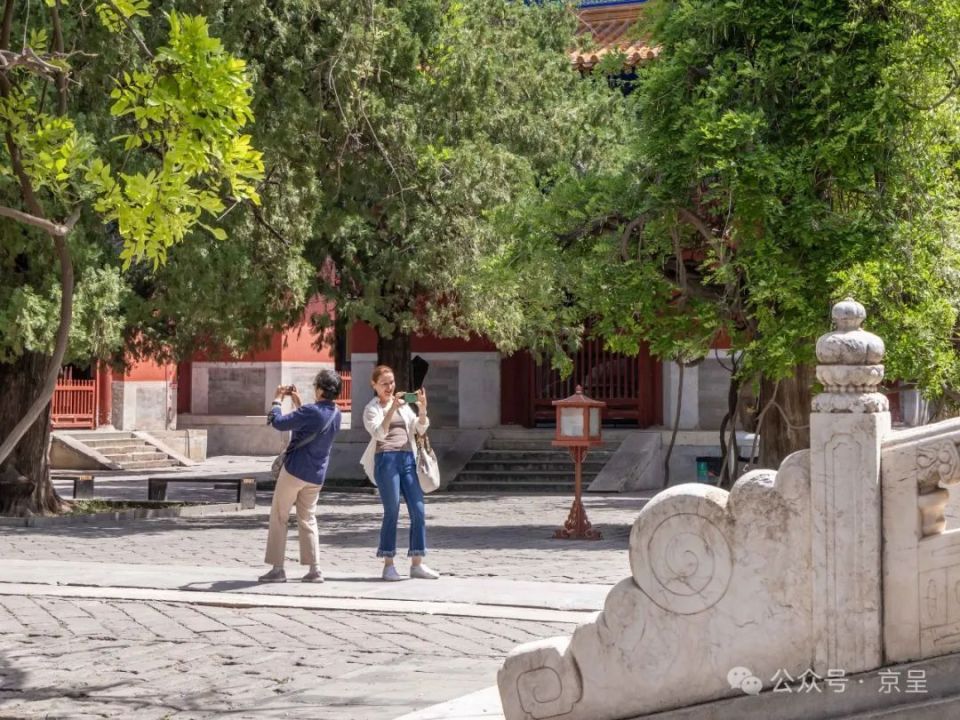 12.首都博物馆,观众津津有味地感受北京中轴线历史文化.杨永革 摄11.