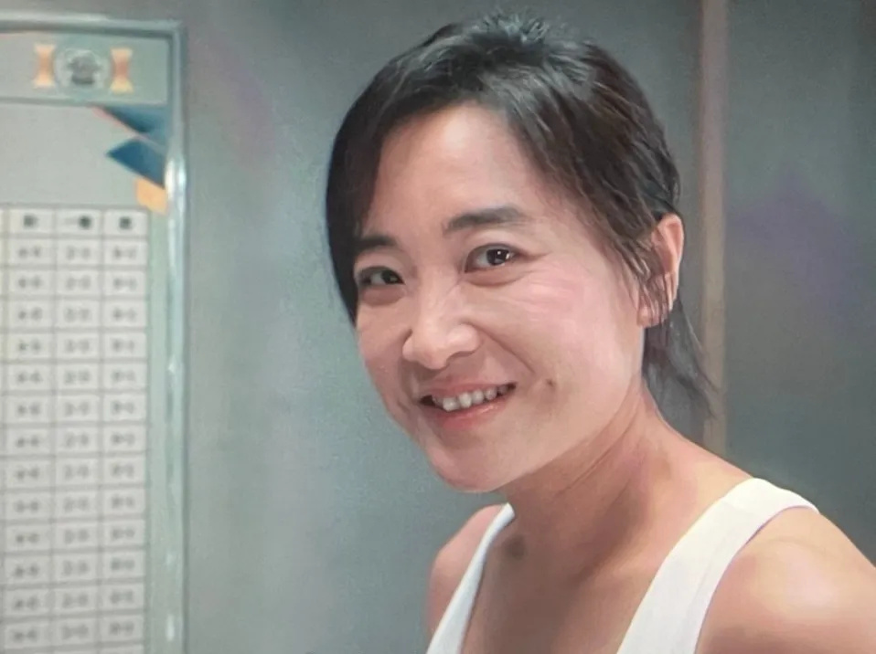 贾玲瘦100斤后样貌正式曝光:梨涡淡了皱纹多显老,像人