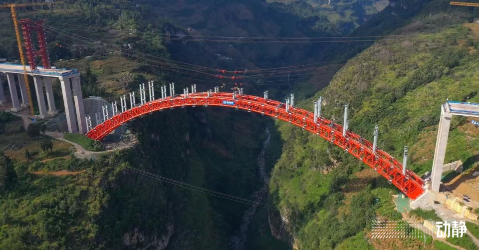 彩虹横跨山谷纳晴高速白水河大桥雏形已成