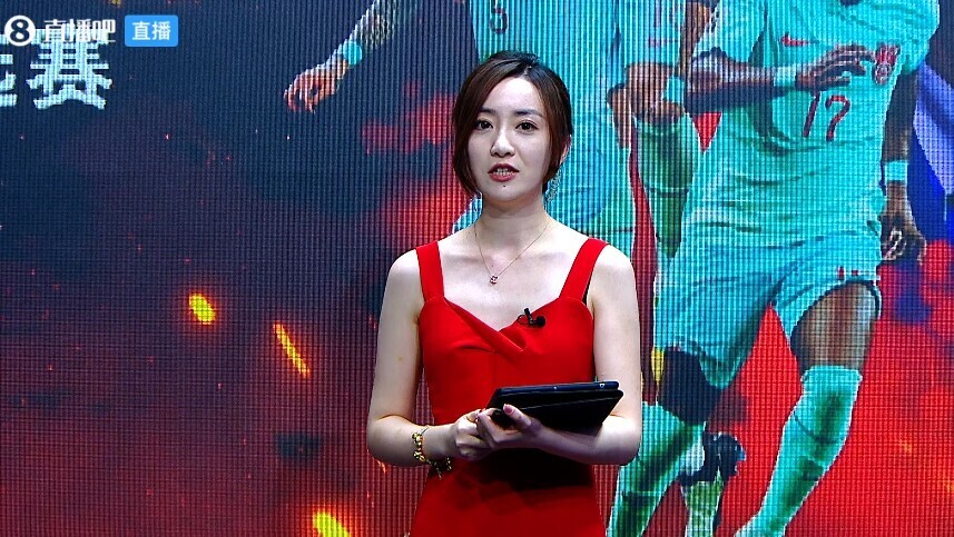 今天一袭红裙快来和佳依一起关注国足世预赛吧!_腾讯新闻