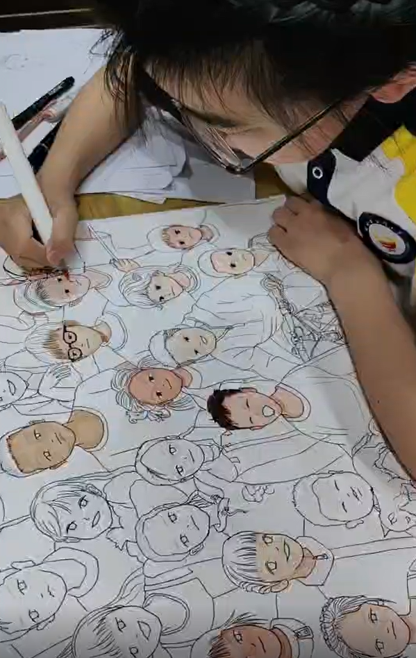 "用时两个多月,龙游一小学女生画出全班"毕业照"_腾讯新闻