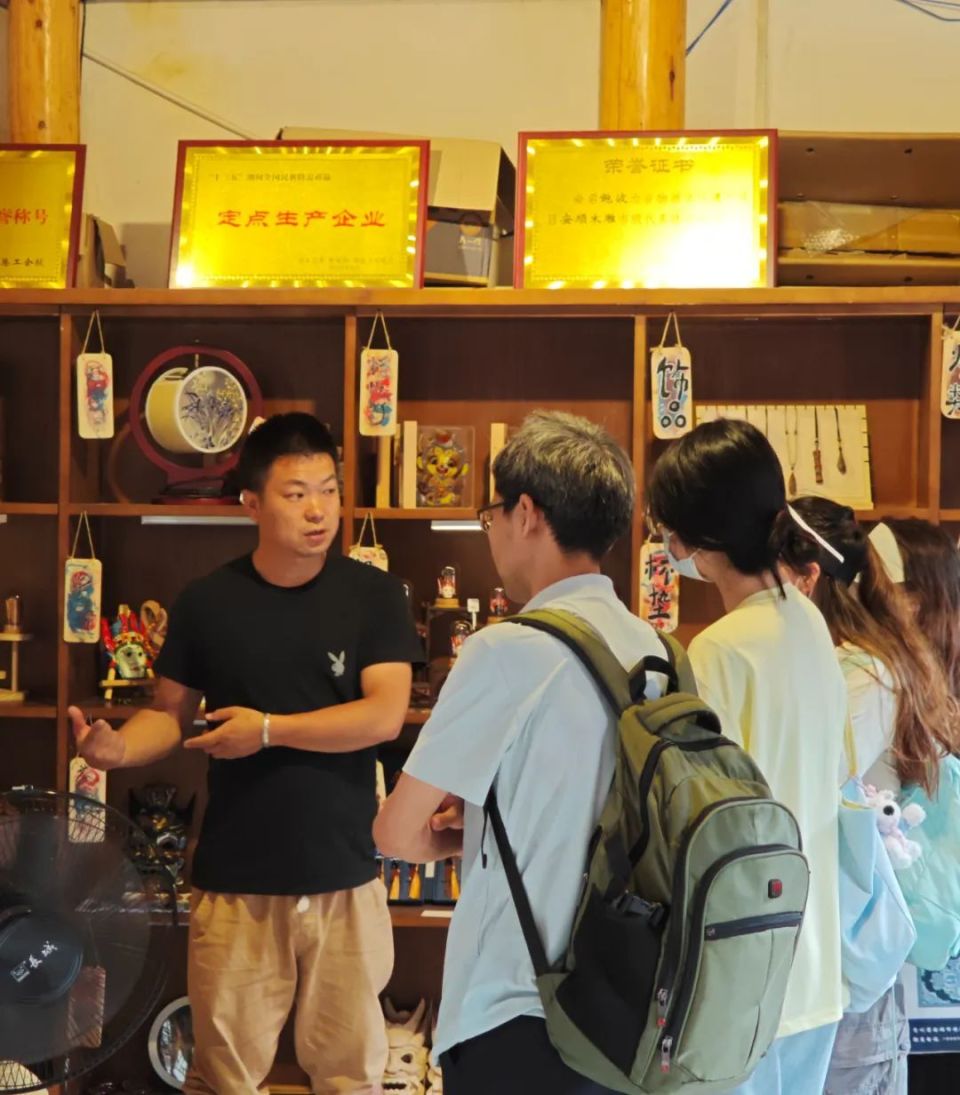 【文化中国行】屯堡木雕“守”艺人鲍波：刻刀雕琢老技艺 创新激活新未来_腾讯新闻