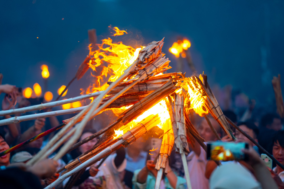 圣火映彻小凉山 宁蒗彝乡不夜天 2025年宁蒗彝族火把节盛大举行