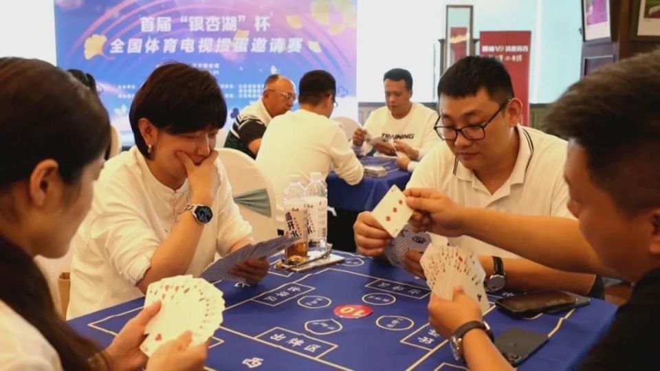 江苏淮安掼蛋联合会的专家们也亲临现场,向大家普及讲解了掼蛋的打法
