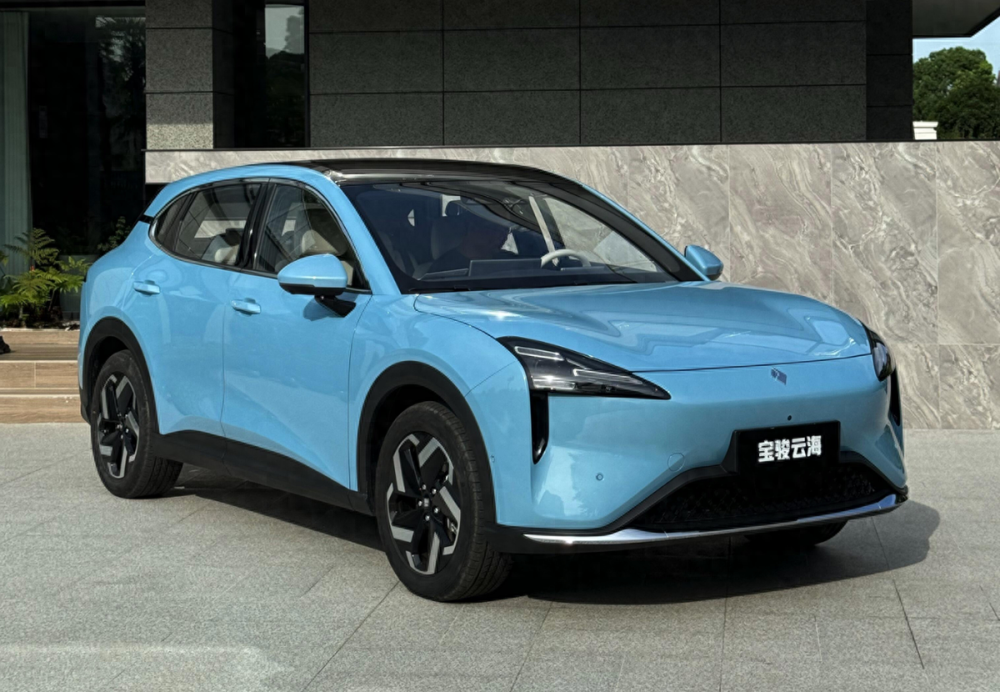 五菱宝骏云海实车曝光,外观很年轻运动,车长4541mm,两种动力