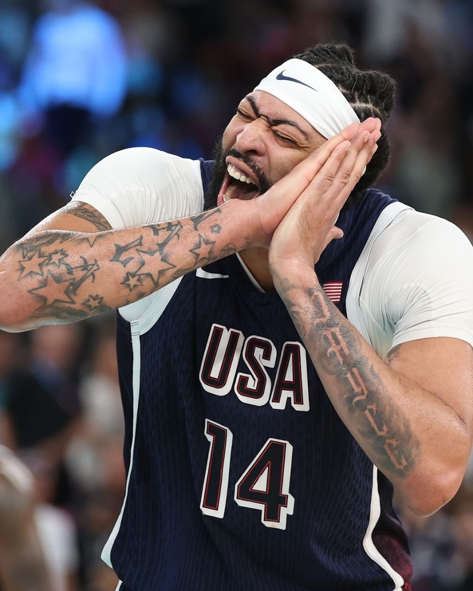 喜上眉梢,湖人官方晒出戴维斯做库里标志性庆祝动作的照片