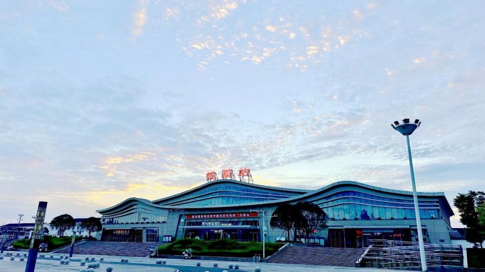 近日峨眉站换乘通道全面升级啦！高铁、普速自由切换出行换乘更轻松峨眉站地处四川省乐山市峨眉山市胜利街道，是成都局集团公司管内目前唯一一座运营的“十字骑跨式” 车站，集普速、高铁、公交、出租于一体。2026年一季度及春运调图后，峨眉站新增至北京、兰州、乌鲁木齐方向列车。春运期间，峨眉站日均开行旅客列车52列，其中临客列车10列，预计发送旅客12.8万人次。在加密运力的同时，峨眉站聚焦旅客换乘难点，提升
