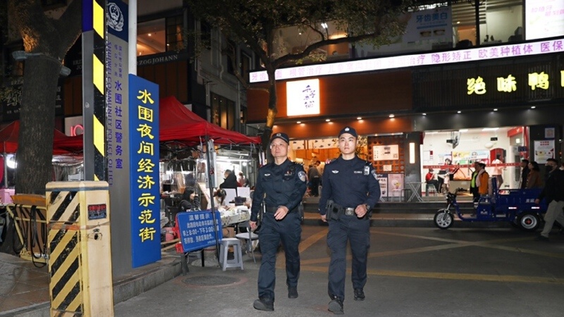 李苑强,1996年加入深圳警队,2013年12月份来到福强派出所参加社区工作