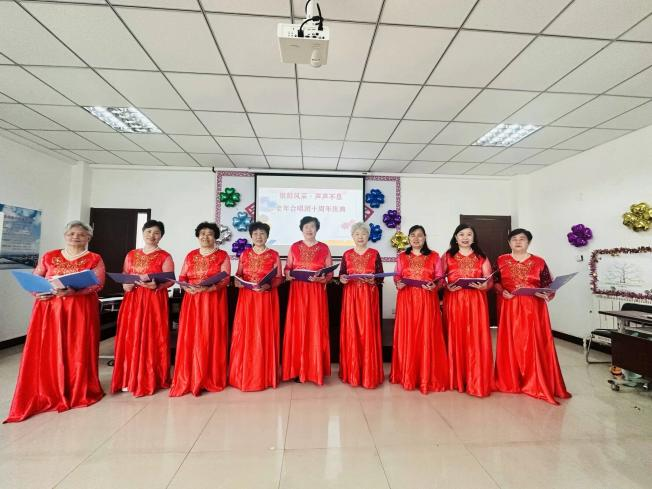 活动伊始,丽景苑社区副主任张悦上台致辞,代表社区全体人员感谢合唱团