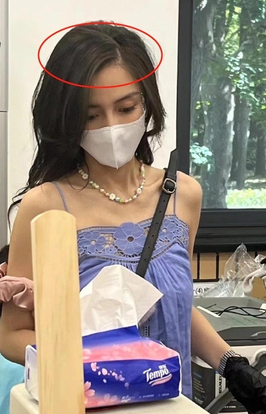 杨颖参加儿子学校活动,穿吊带蕾丝裙身材火辣,头发凌乱略显邋遢