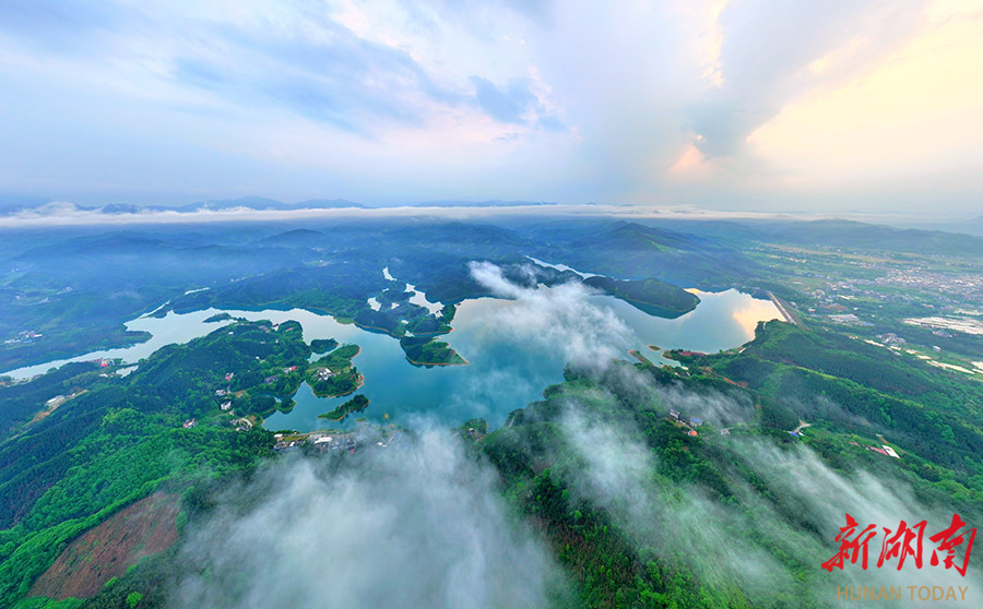 4月19日,常宁市天湖国家湿地公园中的天堂湖,春雨过后,云雾与青山