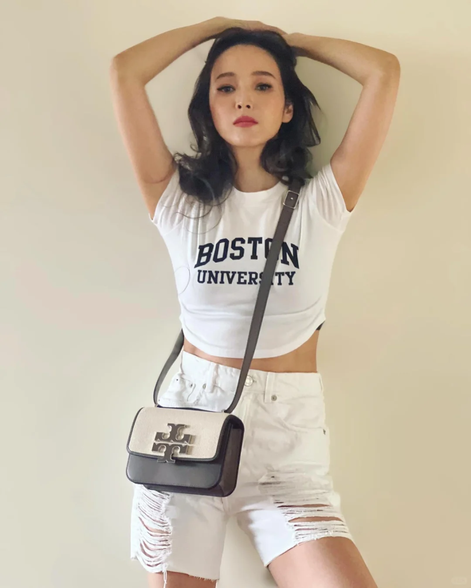 近日,侯佩岑再秀自拍和好身材.只见她身穿一件白色短上衣配紧身裤.