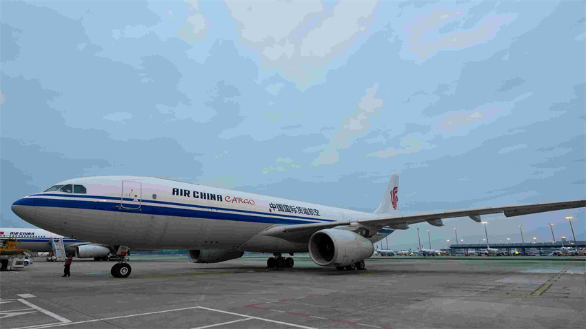 国货航首架空客a330全货机成功首航 开通成都-巴黎国际货运新航线