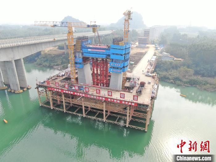柳梧铁路盘龙柳江特大桥主墩首个下横梁浇筑完成_腾讯新闻